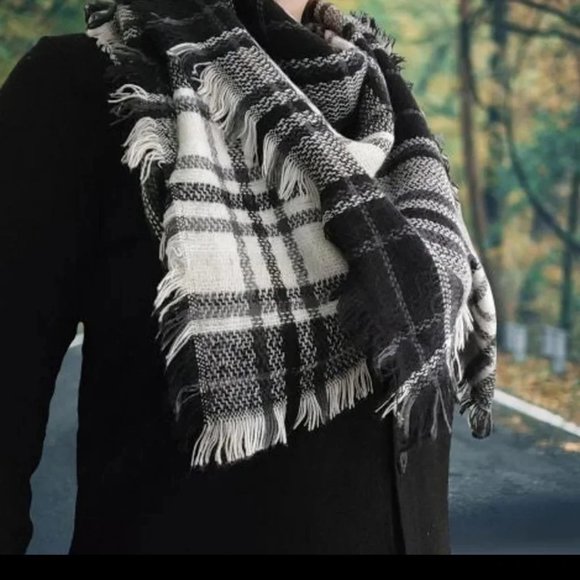 Plaid blanket scarf black white gray square scarf raw fringe edge - Picture 2 of 2